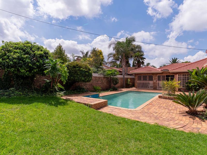 Beautiful Family Home in Sought-After Bartlett - Photo 6