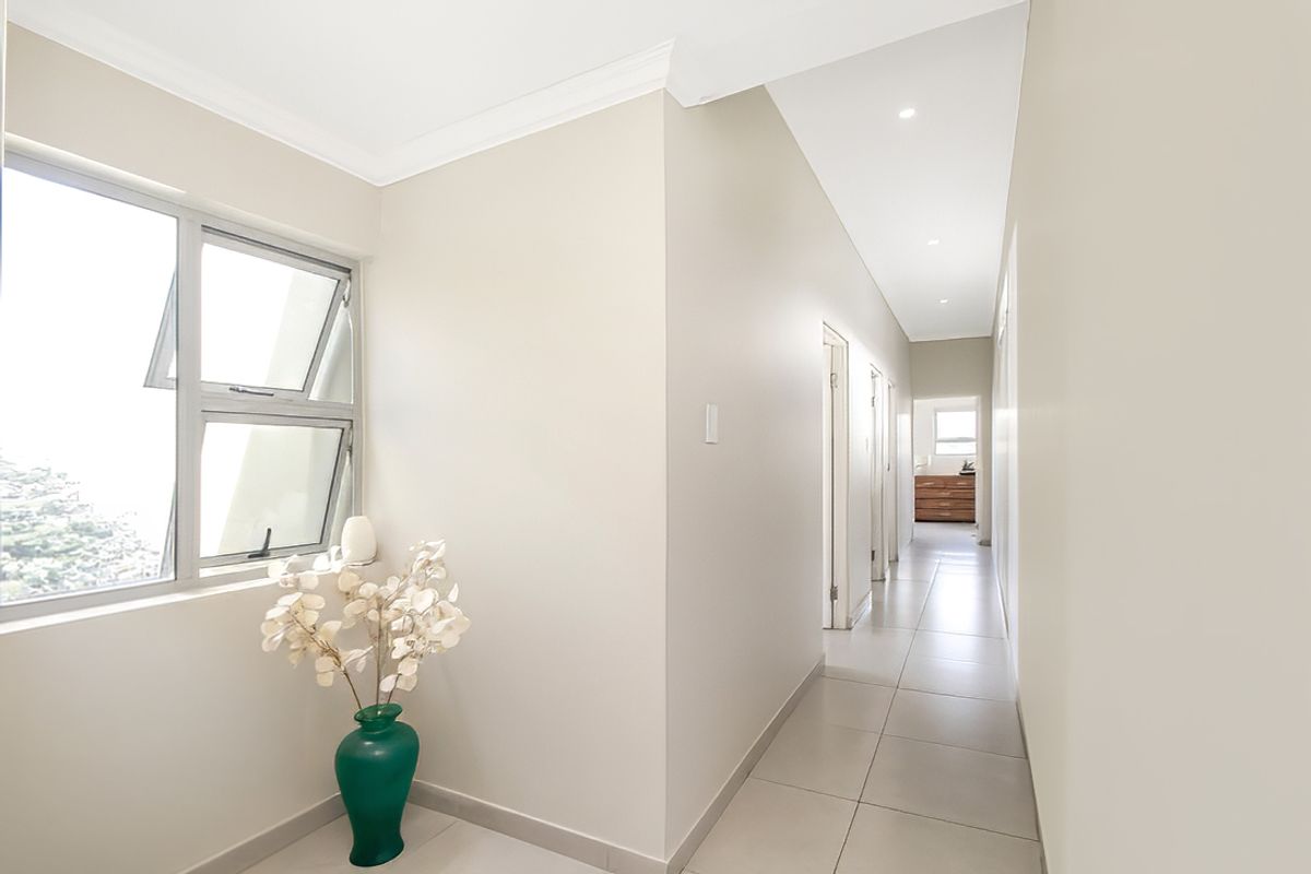 Contemporary Townhouse Living with Stunning Views in Helderkruin! - Photo 4