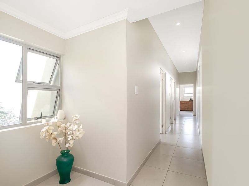 Contemporary Townhouse Living with Stunning Views in Helderkruin! - Photo 4