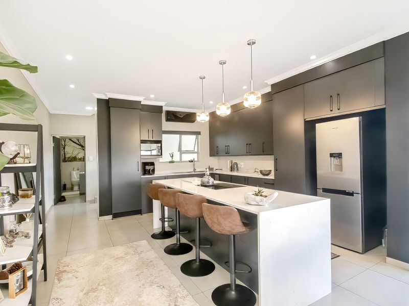 Contemporary Townhouse Living with Stunning Views in Helderkruin! - Photo 3
