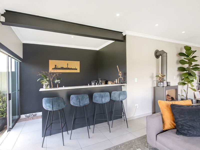 Contemporary Townhouse Living with Stunning Views in Helderkruin! - Photo 9