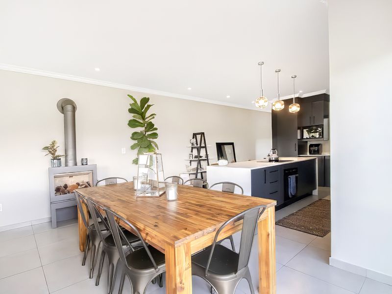 Contemporary Townhouse Living with Stunning Views in Helderkruin! - Photo 10