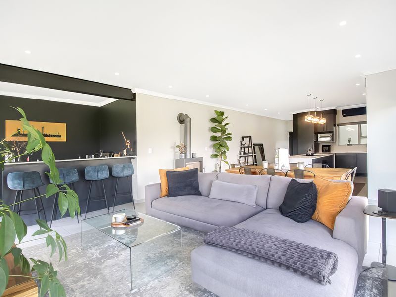 Contemporary Townhouse Living with Stunning Views in Helderkruin! - Photo 8