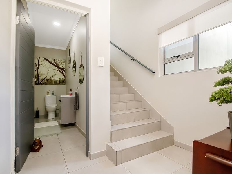 Contemporary Townhouse Living with Stunning Views in Helderkruin! - Photo 7