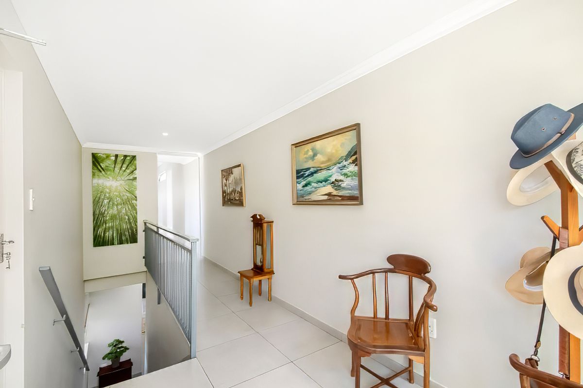 Contemporary Townhouse Living with Stunning Views in Helderkruin! - Photo 5