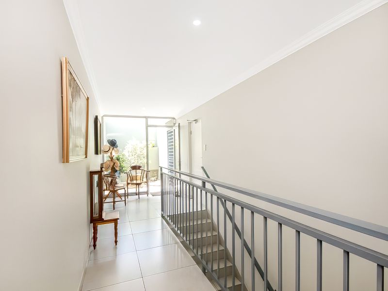 Contemporary Townhouse Living with Stunning Views in Helderkruin! - Photo 6