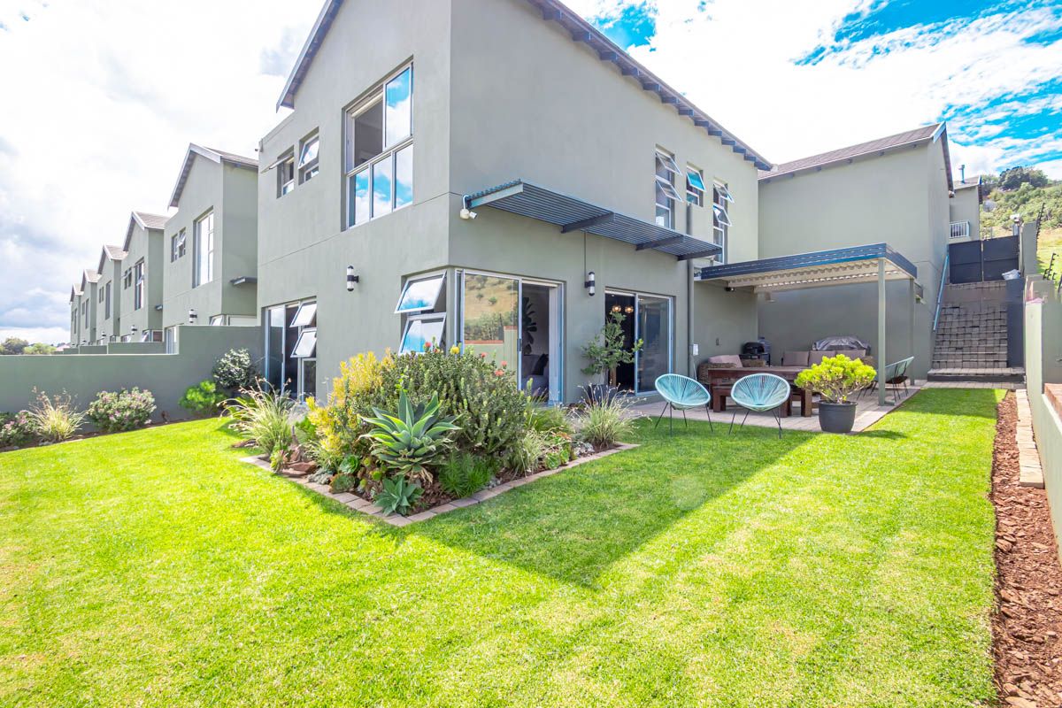 Contemporary Townhouse Living with Stunning Views in Helderkruin! - Photo 2