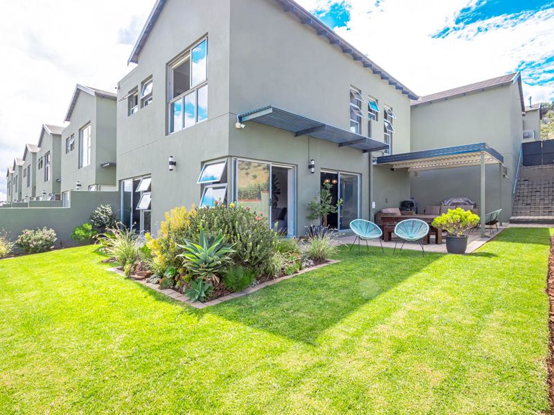 Contemporary Townhouse Living with Stunning Views in Helderkruin! - Photo 2