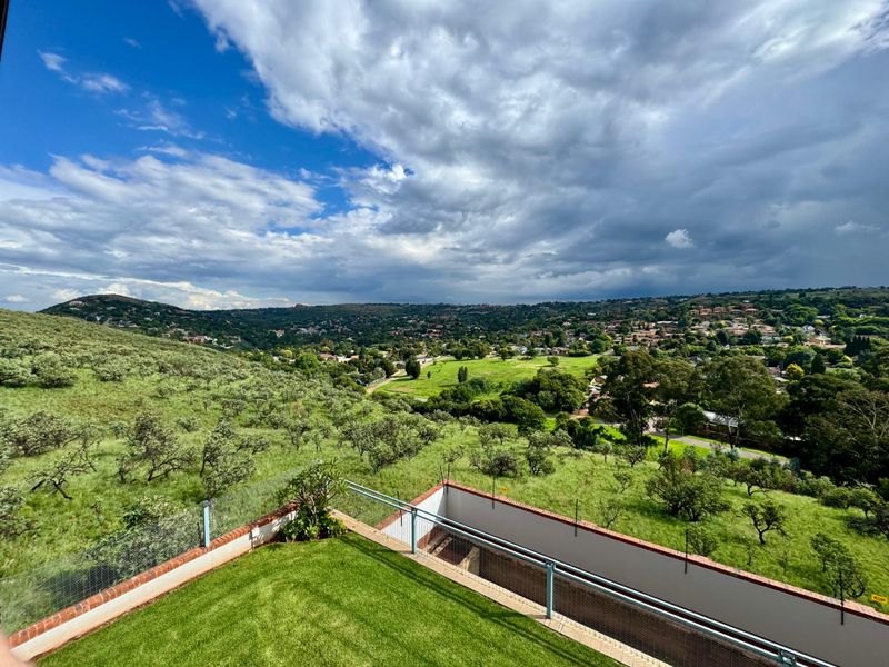 Contemporary Townhouse Living with Stunning Views in Helderkruin! - Photo 4