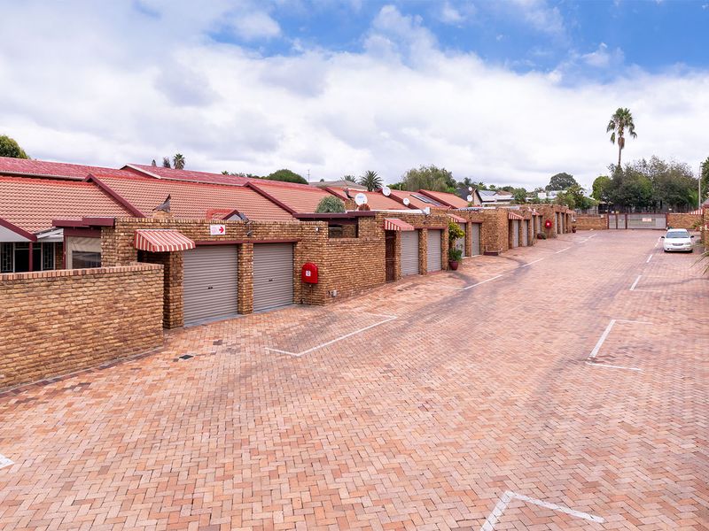 Face Brick, Tiled Roof Simplex Unit for Sale with Garage and Garden - Photo 2