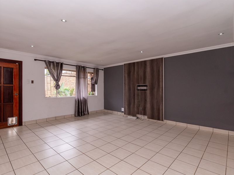 Face Brick, Tiled Roof Simplex Unit for Sale with Garage and Garden - Photo 4