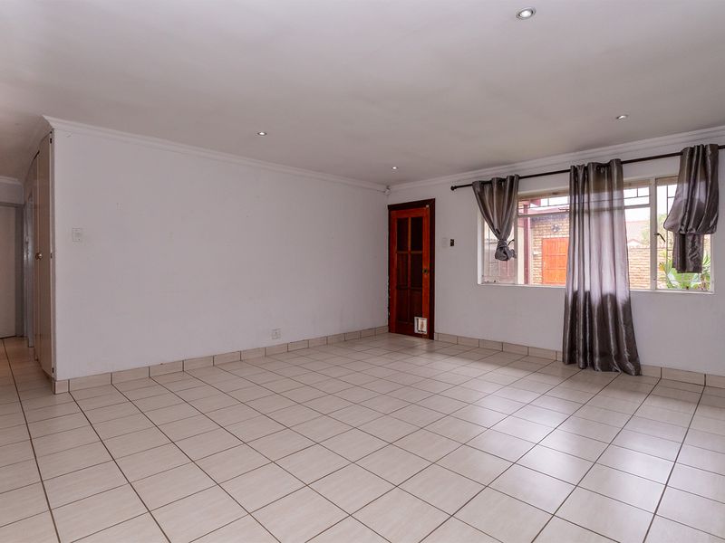 Face Brick, Tiled Roof Simplex Unit for Sale with Garage and Garden - Photo 5