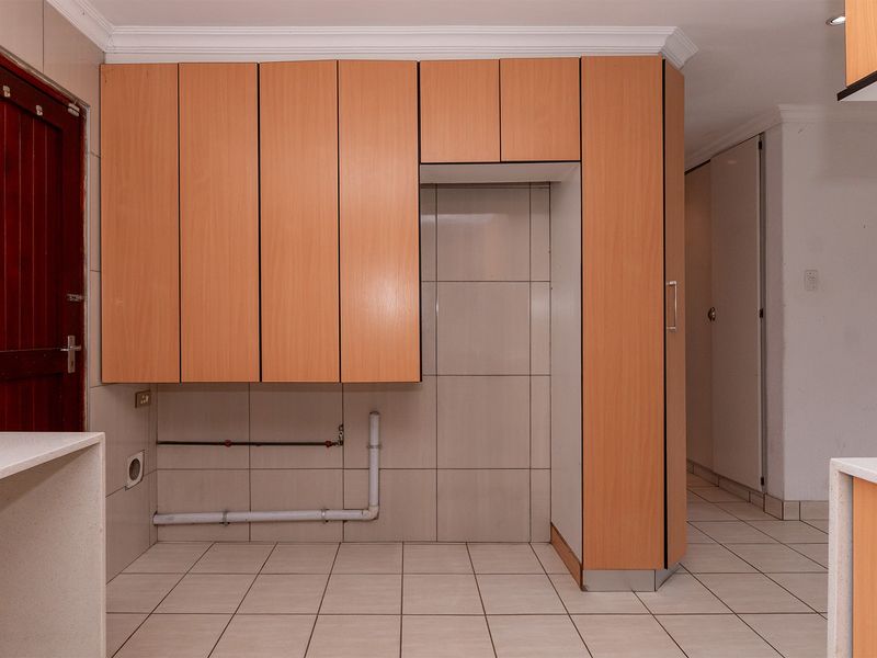 Face Brick, Tiled Roof Simplex Unit for Sale with Garage and Garden - Photo 10