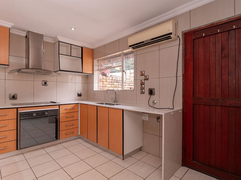 Face Brick, Tiled Roof Simplex Unit for Sale with Garage and Garden - Photo 9