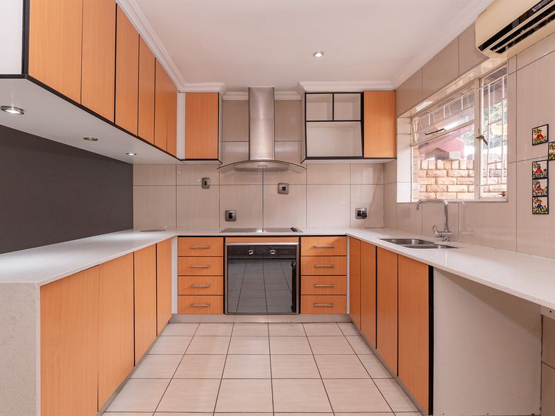 Face Brick, Tiled Roof Simplex Unit for Sale with Garage and Garden - Photo 8