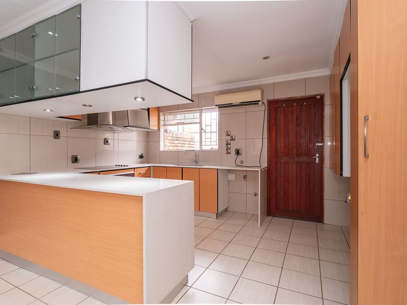 Face Brick, Tiled Roof Simplex Unit for Sale with Garage and Garden - Photo 7