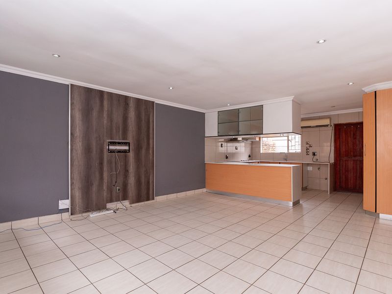 Face Brick, Tiled Roof Simplex Unit for Sale with Garage and Garden - Photo 6