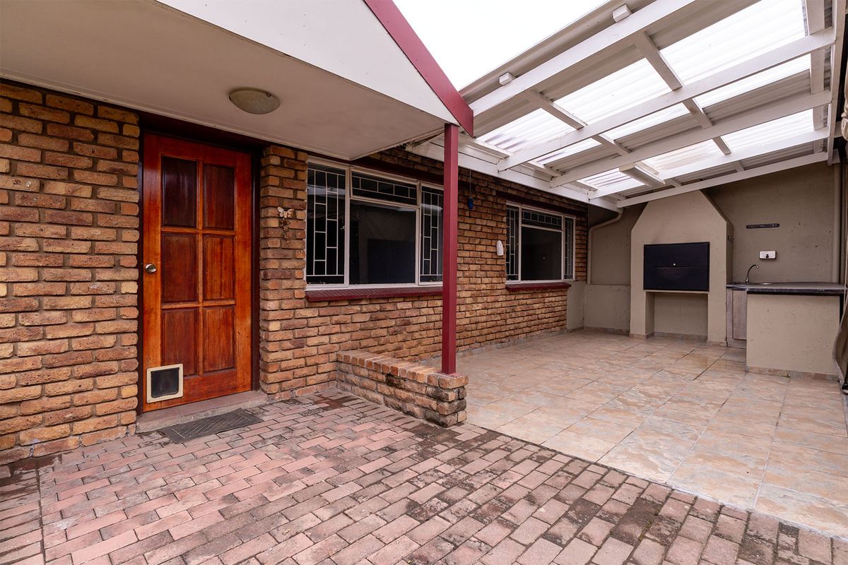 Face Brick, Tiled Roof Simplex Unit for Sale with Garage and Garden - Photo 3