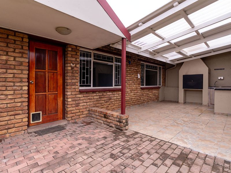 Face Brick, Tiled Roof Simplex Unit for Sale with Garage and Garden - Photo 3
