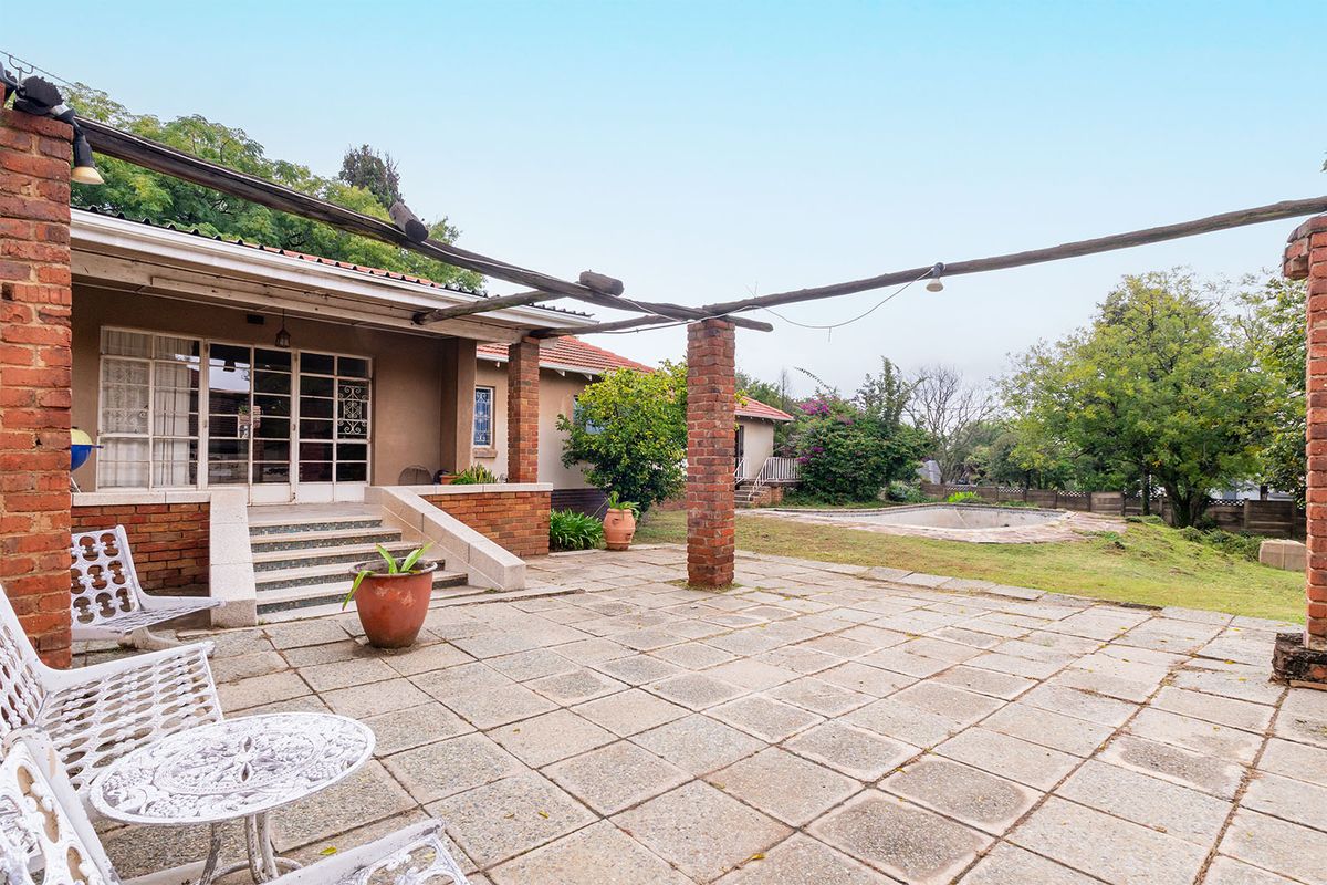 A 4 Bedrooms Family Home In Lombardy East. - Photo 2