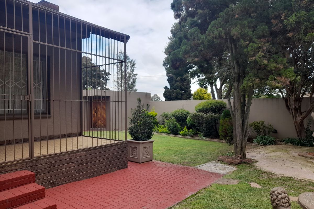 Stunning 3 Bedroom Family Home for sale in Evans Park - Photo 3