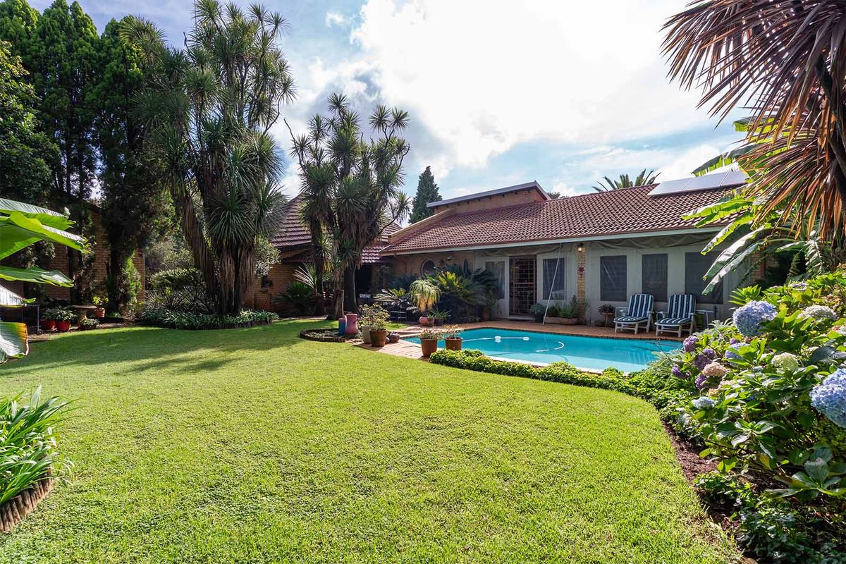 4 bedroom Entertainers dream for sale! - Photo 2