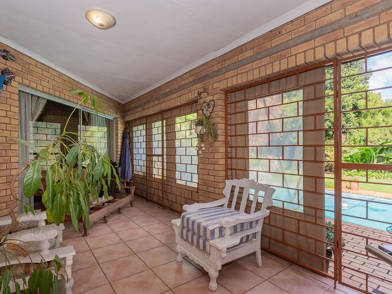 4 bedroom Entertainers dream for sale! - Photo 10