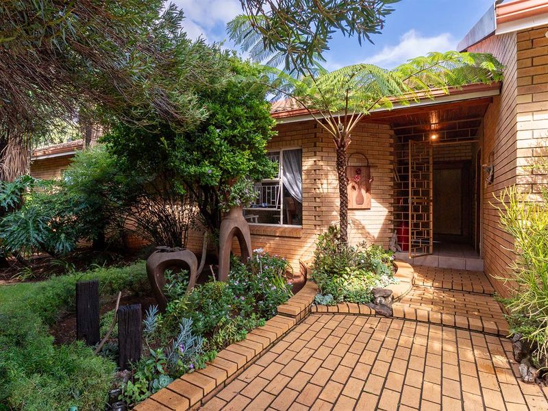 4 bedroom Entertainers dream for sale! - Photo 9