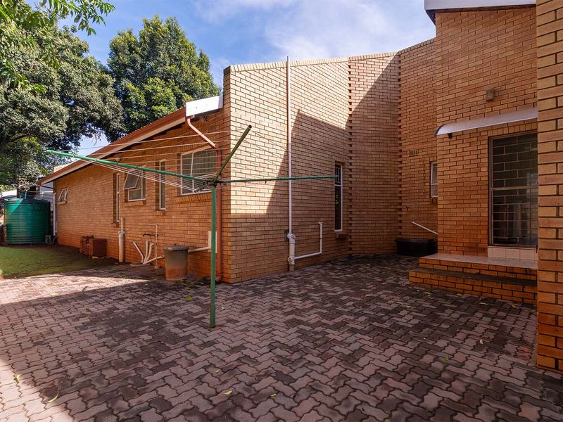 4 bedroom Entertainers dream for sale! - Photo 8