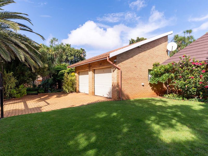 4 bedroom Entertainers dream for sale! - Photo 6