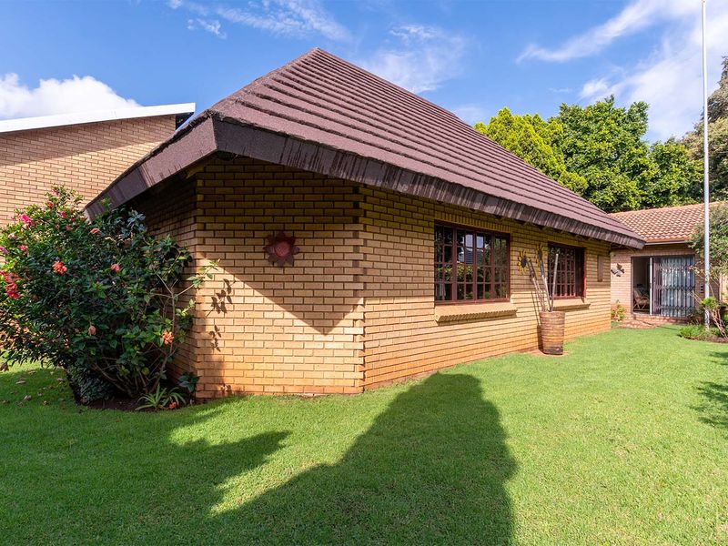 4 bedroom Entertainers dream for sale! - Photo 5