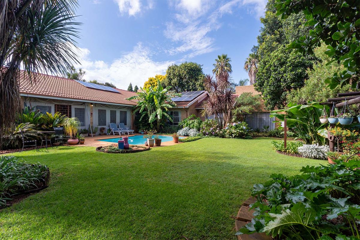 4 bedroom Entertainers dream for sale! - Photo 3