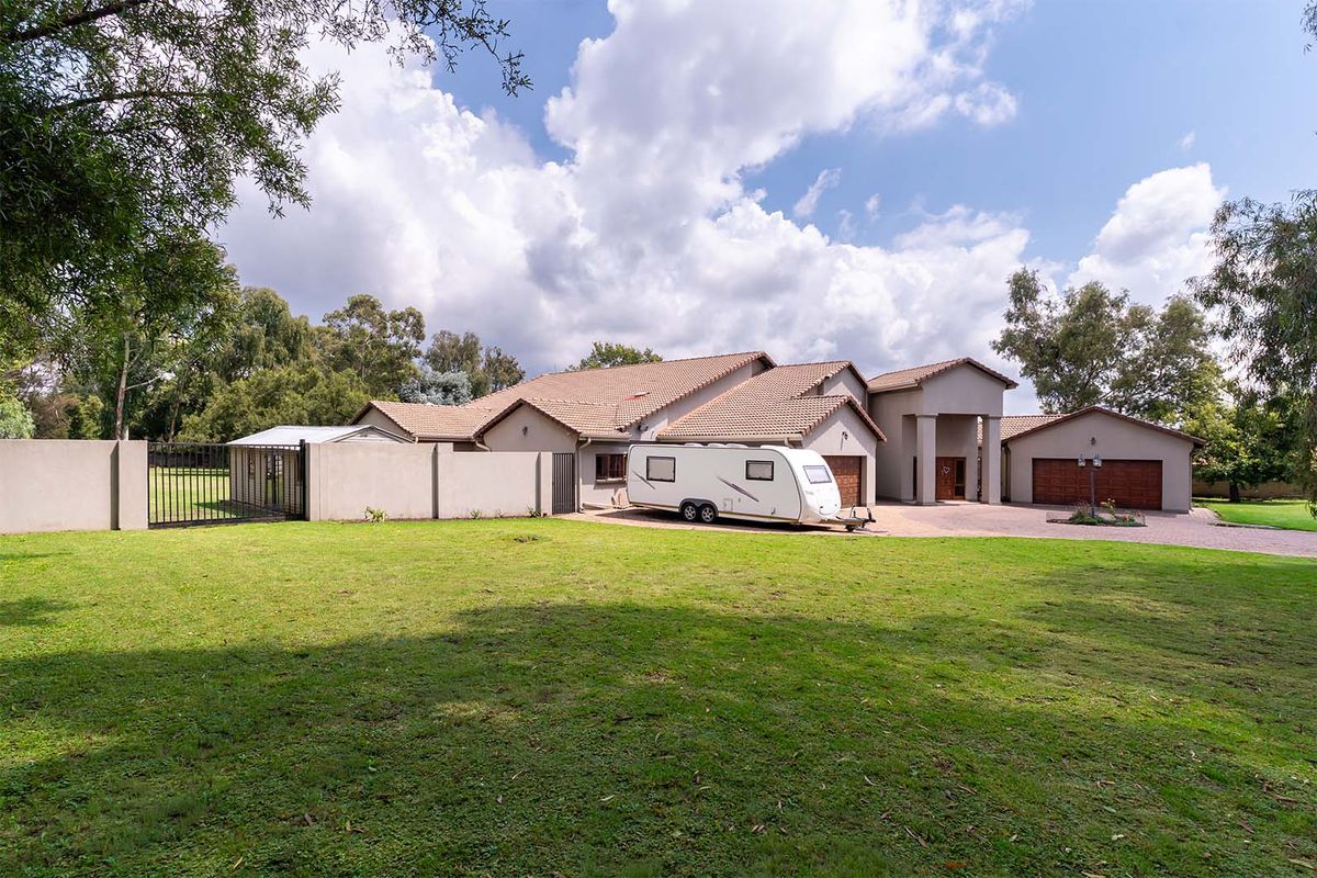 Expansive, Renovated Small Holding with Luxury Living and Exceptional Space - Photo 5