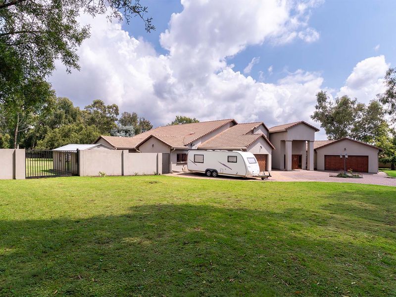 Expansive, Renovated Small Holding with Luxury Living and Exceptional Space - Photo 5