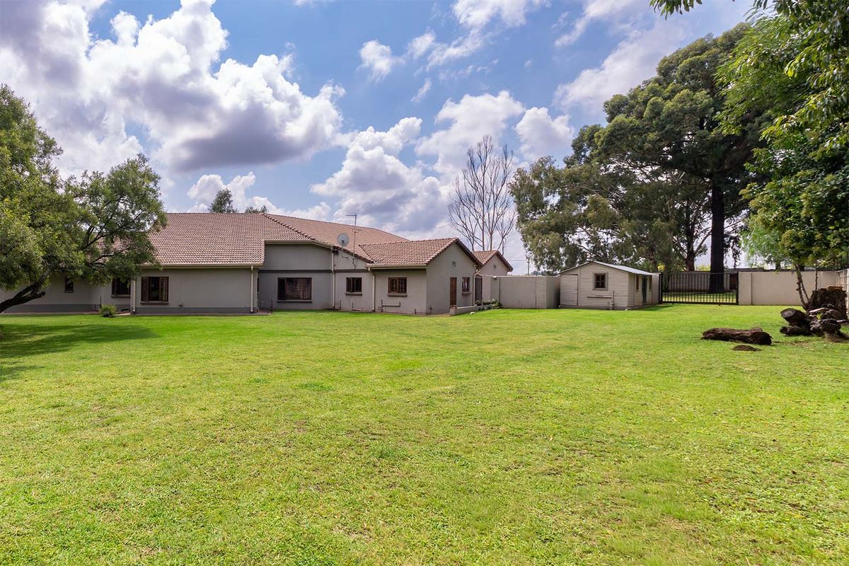 Expansive, Renovated Small Holding with Luxury Living and Exceptional Space - Photo 4