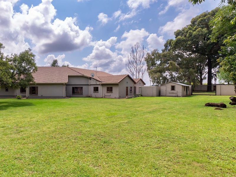 Expansive, Renovated Small Holding with Luxury Living and Exceptional Space - Photo 4