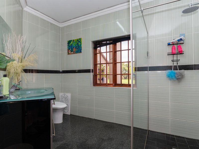 Expansive, Renovated Small Holding with Luxury Living and Exceptional Space - Photo 10