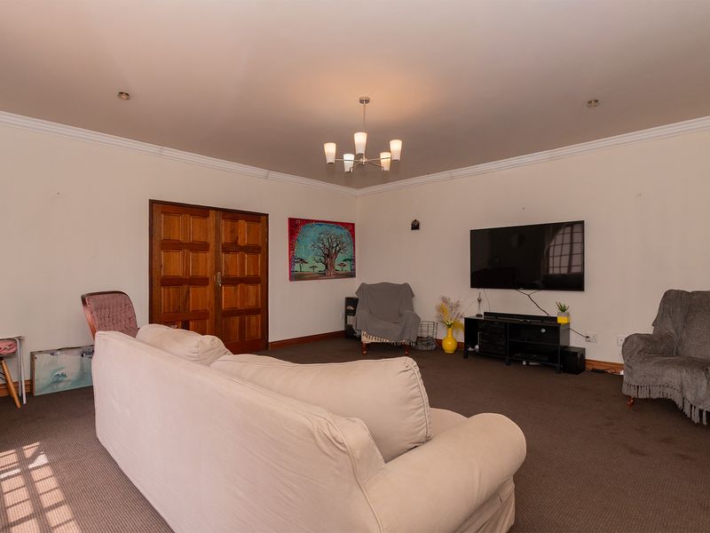 Expansive, Renovated Small Holding with Luxury Living and Exceptional Space - Photo 9