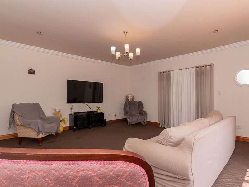 Expansive, Renovated Small Holding with Luxury Living and Exceptional Space - Photo 8