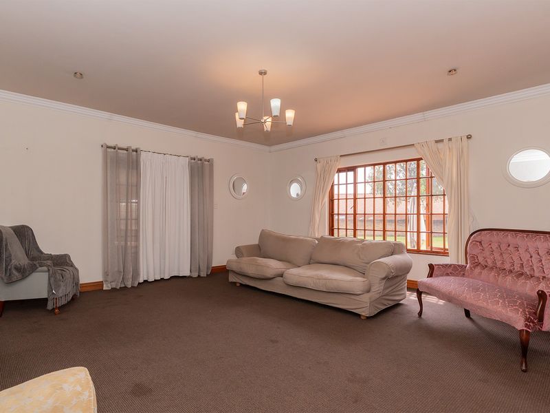 Expansive, Renovated Small Holding with Luxury Living and Exceptional Space - Photo 7