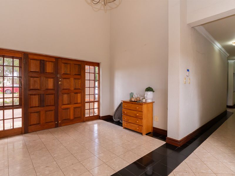 Expansive, Renovated Small Holding with Luxury Living and Exceptional Space - Photo 6