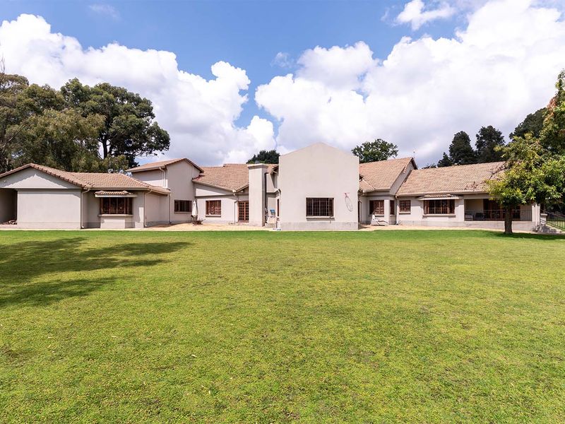 Expansive, Renovated Small Holding with Luxury Living and Exceptional Space - Photo 3