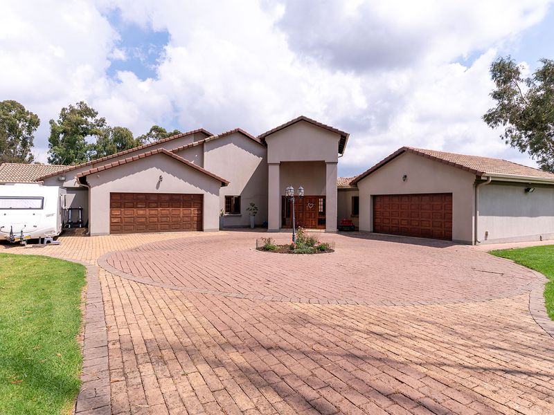 Expansive, Renovated Small Holding with Luxury Living and Exceptional Space - Photo 2