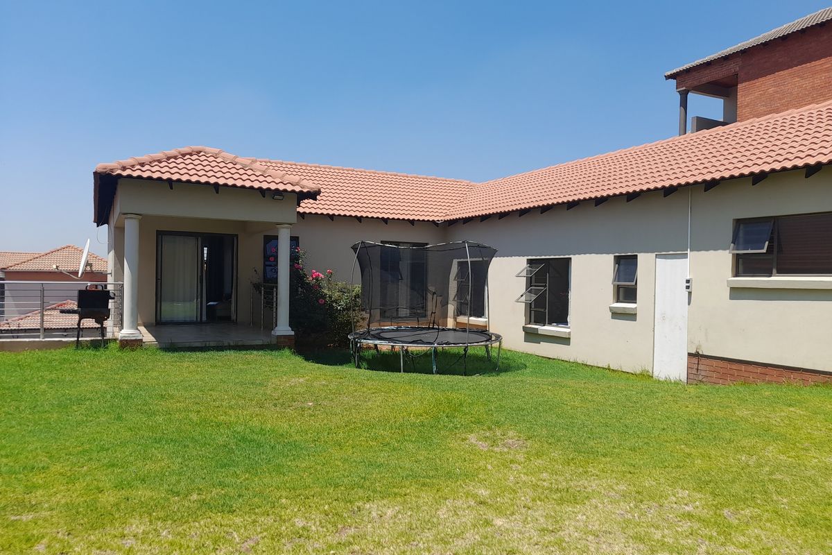 Beautiful Family home For sale in Secure Estate - Photo 4