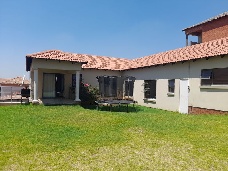 Beautiful Family home For sale in Secure Estate - Photo 4