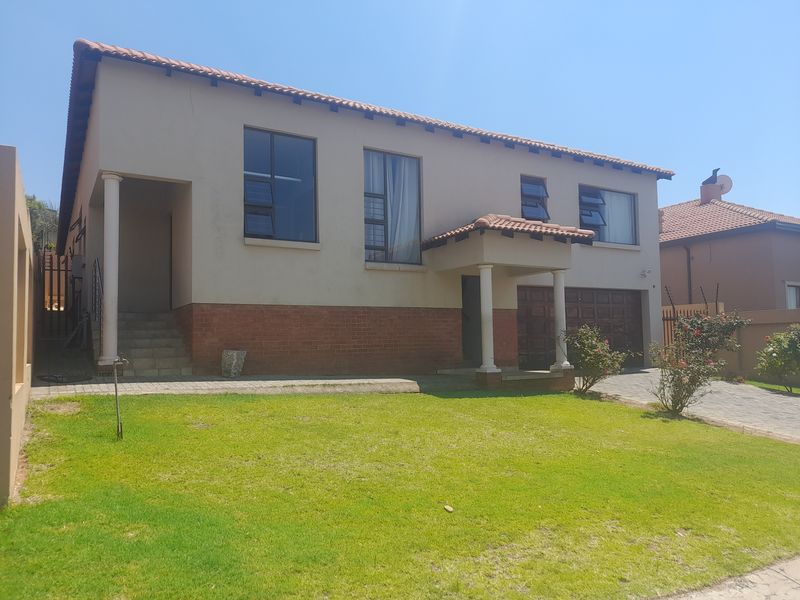 Beautiful Family home For sale in Secure Estate - Photo 2