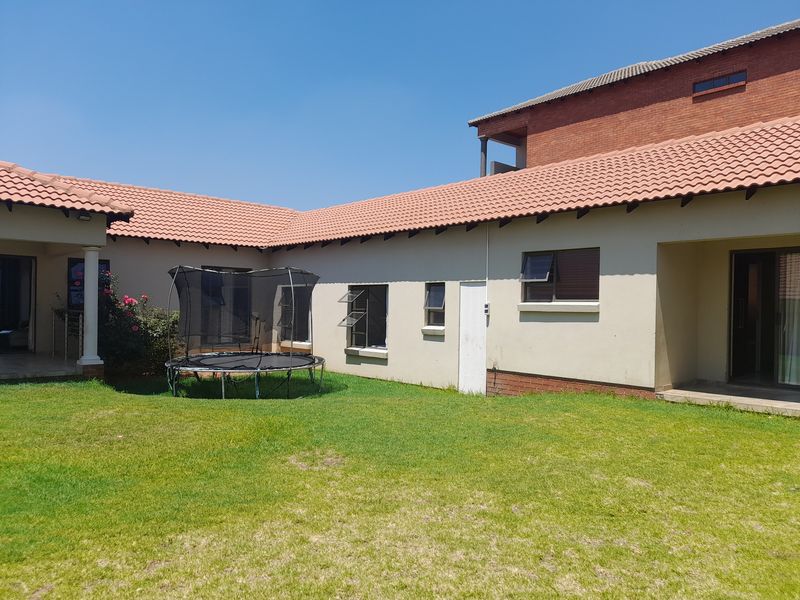 Beautiful Family home For sale in Secure Estate - Photo 3
