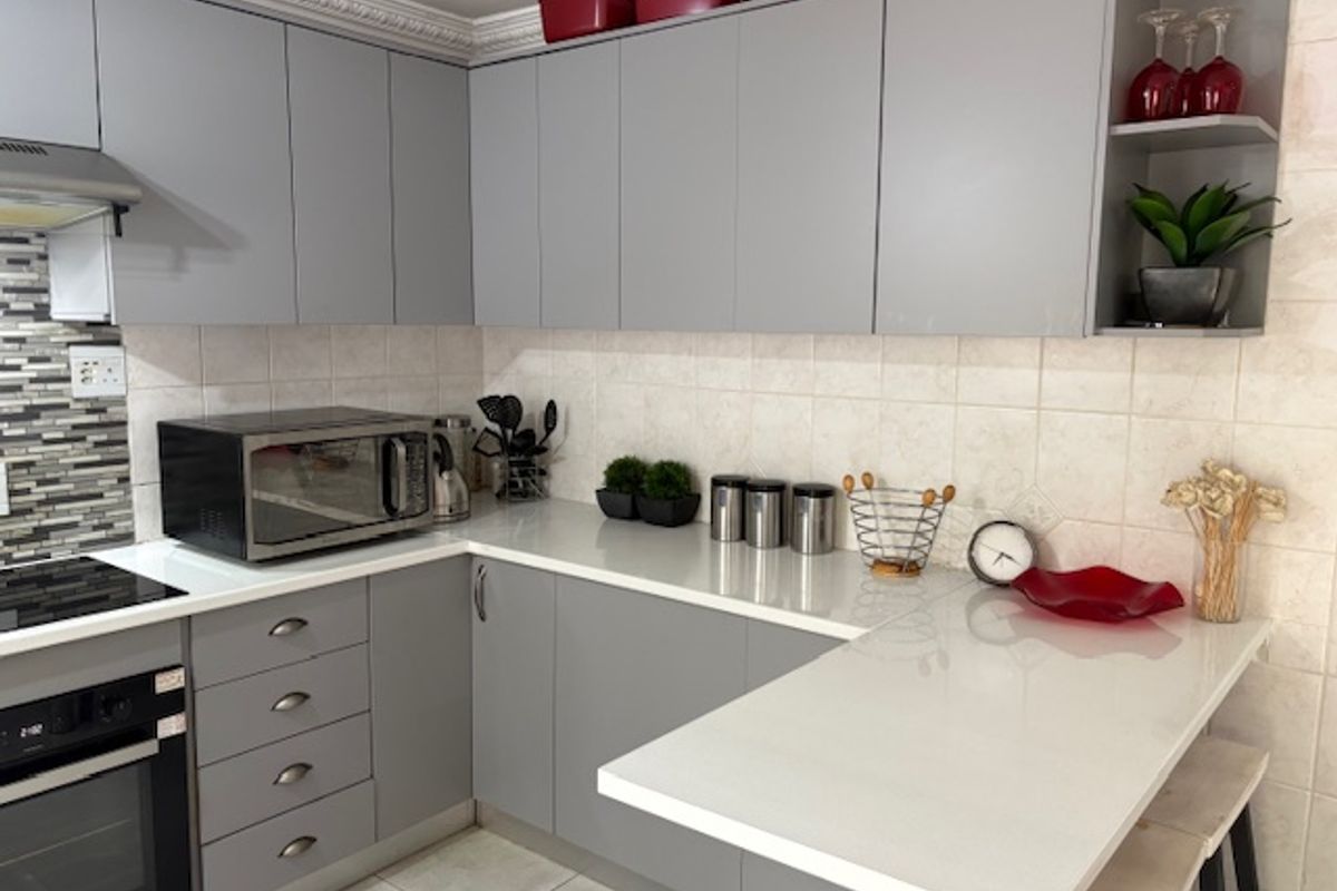 NATURENA   -   RENOVATED 3 BEDROOM - Photo 4