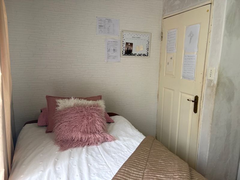 RENOVATED 3 BEDROOM - Photo 8