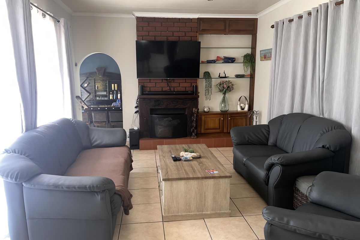 NEAT FAMILY HOME - Photo 4